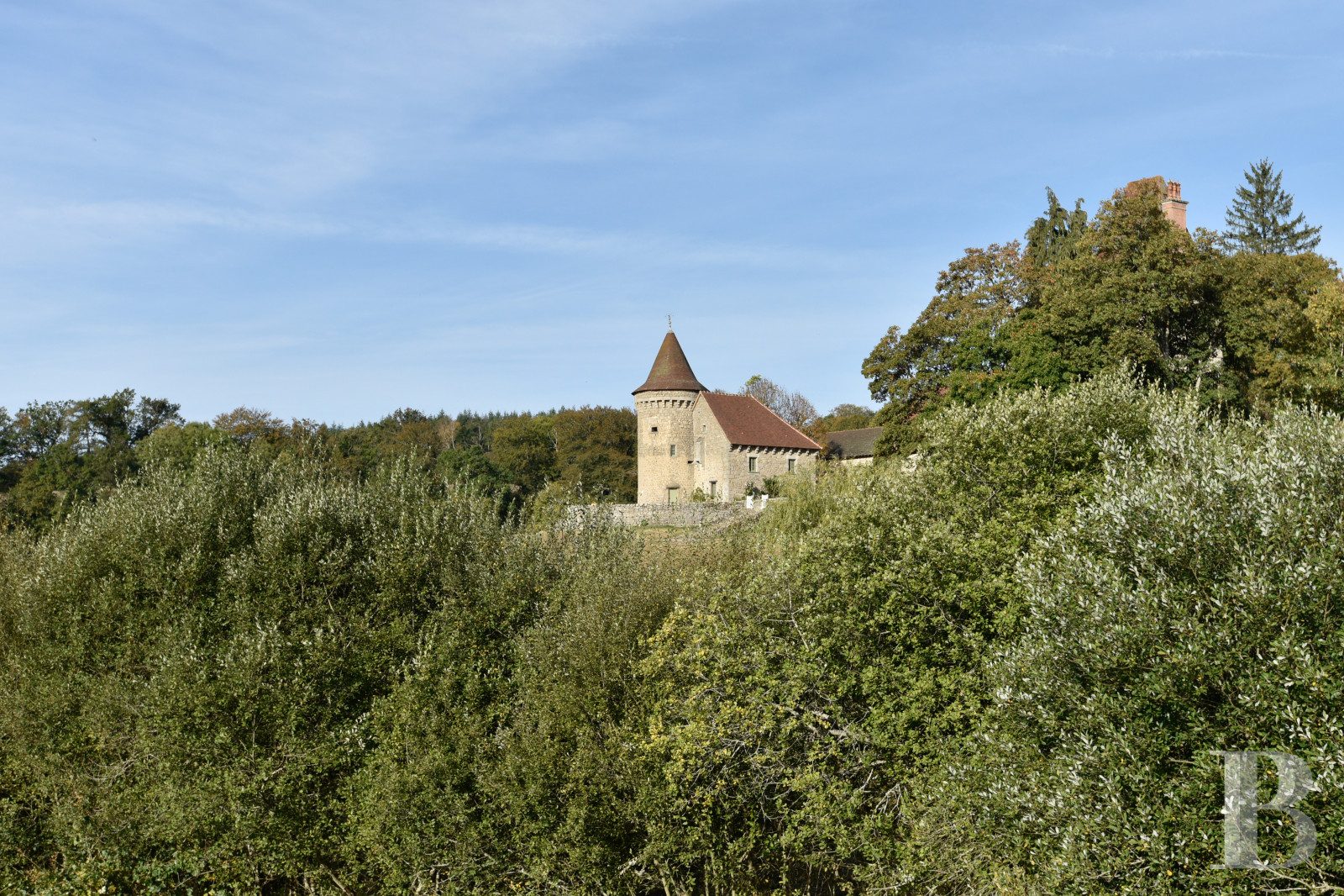 En Limousin, dans le sud-est de la Creuse et à proximité d’Aubusson, un logis indépendant du 17e siècle au centre d’une place forte médiévale,  - photo  n°36